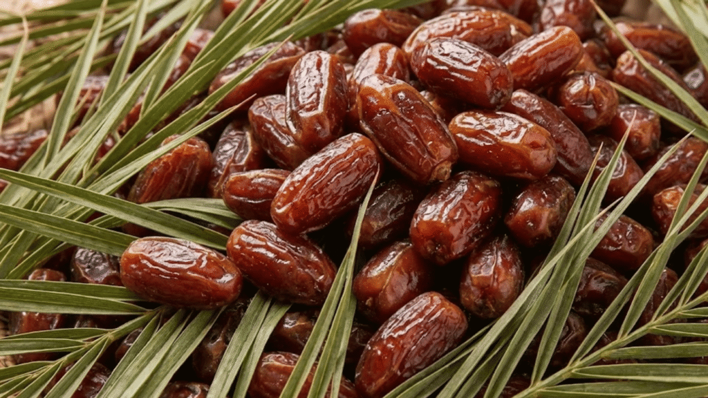 Kurma, Buah Manis yang Kaya Manfaat background image kurma